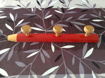 Houten rood potlood kinderkapstokje (5x39 cm) beschikbaar voor biedingen