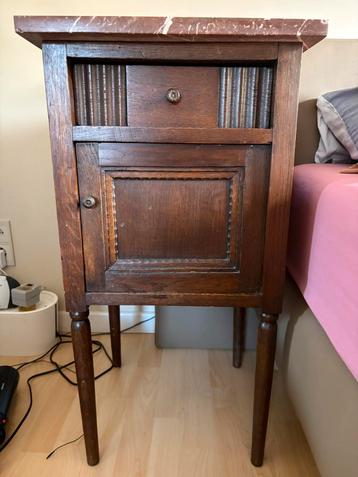 Vintage nachtkastje beschikbaar voor biedingen