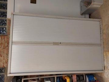 Metalen kast met rolluiken  beschikbaar voor biedingen