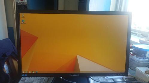 24 inch full HD monitors, Computers en Software, Monitoren, Zo goed als nieuw, HDMI, VGA, Ingebouwde speakers, Draaibaar, Kantelbaar