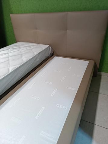 Nieuwe luxe boxspring taupe met matrassen beschikbaar voor biedingen
