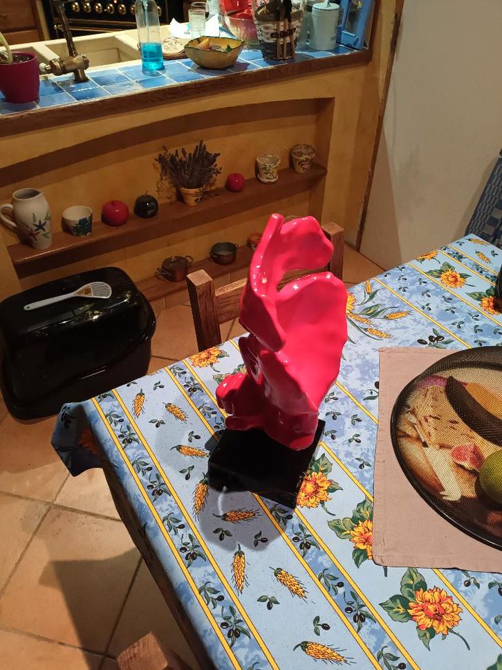 statues resine masque rouge pied noir rare existe en noir, Collections, Statues & Figurines, Enlèvement ou Envoi