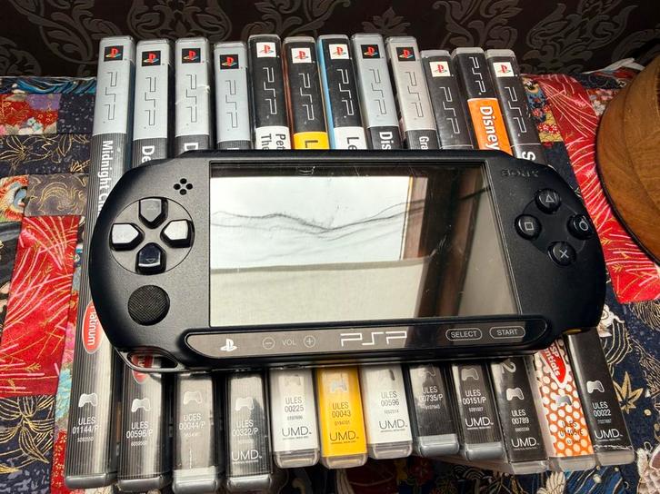Psp met games en oplader, Games en Spelcomputers, Spelcomputers | Sony PSP, PSP, Zwart, Met games, Ophalen