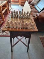 Table d'échecs ancienne, plateau en métal et pièces de pierr, Enlèvement