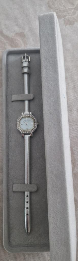 Fine  et élégante montre de soirée + strass beschikbaar voor biedingen
