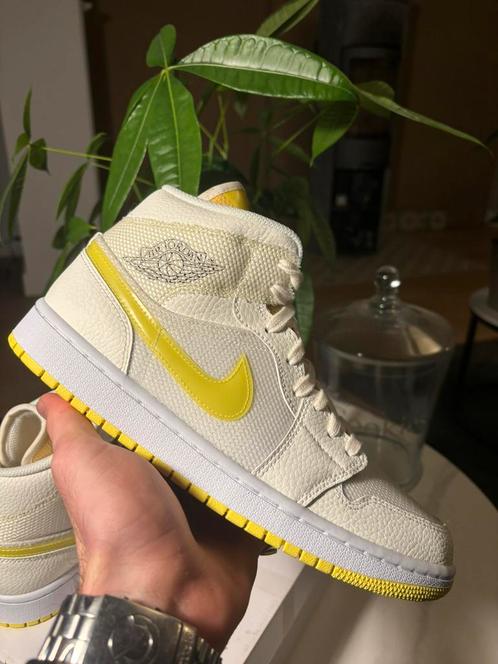 Jordan 1 middenspanning geel 42,5, Kleding | Heren, Schoenen, Nieuw, Sneakers, Wit, Ophalen of Verzenden