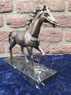 Beau cheval sur une base en marbre Fini dans les détails, Enlèvement ou Envoi, Comme neuf, Cheval, Statue ou Figurine