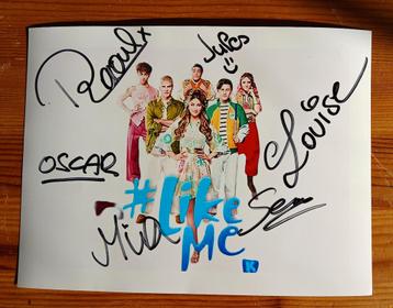Gesigneerde foto van Like Me. beschikbaar voor biedingen
