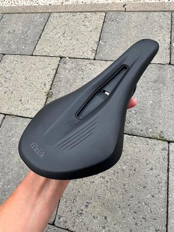 Fizik Vento Argo X3 zadel -140 mm beschikbaar voor biedingen