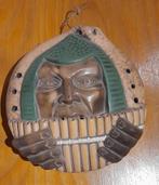 Ocarina avec masque en relief en céramique, Enlèvement