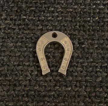 BROCHE - HOEFIJZER - PAARD - CHEVAL, Envoi, Utilisé, Animal et Nature, Insigne ou Pin's