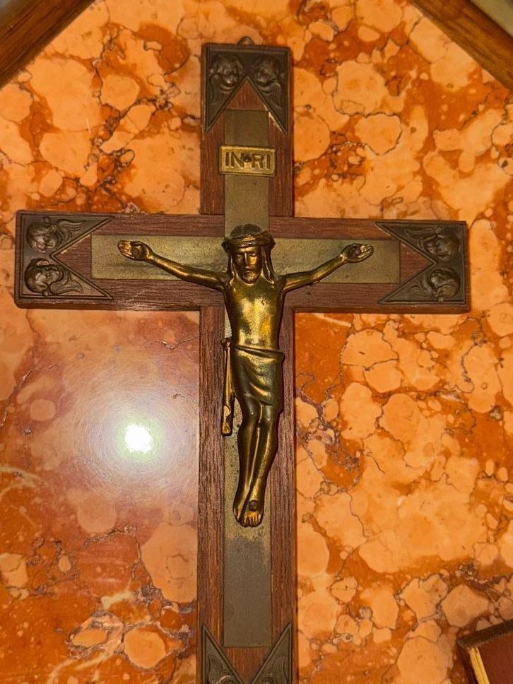 Antieke muurkruisbeeld in hout en messing — spiritueel, Antiek en Kunst, Antiek | Religieuze voorwerpen, Ophalen of Verzenden