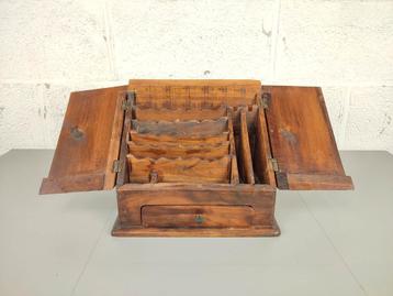 Houten brievenkastje beschikbaar voor biedingen