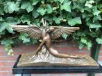 bronzen art d scuptuur vrouw Leda met zwaan, Antiek en Kunst, Kunst | Beelden en Houtsnijwerken, Ophalen of Verzenden