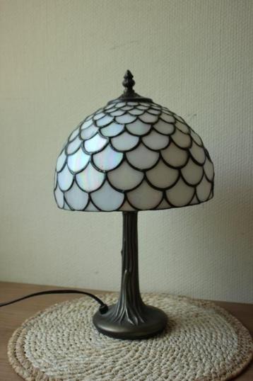 Tiffany stijl tafellamp beschikbaar voor biedingen
