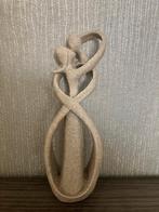 Zandsteen beeldje knuffelend koppeltje 21cm hoog, Ophalen of Verzenden, Zo goed als nieuw, Mens
