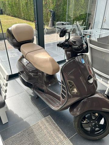 Vespa 125cc GTS met topkoffer perfecte staat.Unieke kleur!! beschikbaar voor biedingen