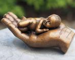 Beeld - Gedenkbeeld: Kindje op hand - brons