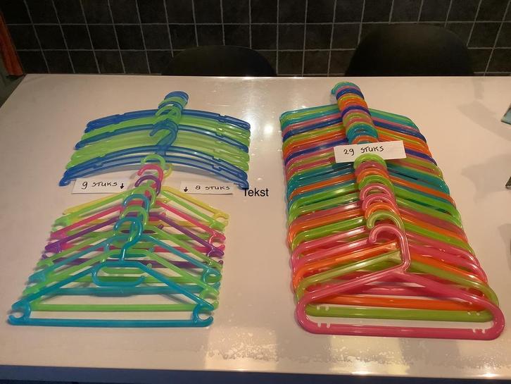 46 Gekleurde kledinghangertjes voor kinderen, Enfants & Bébés, Produits pour enfants, Comme neuf, Enlèvement