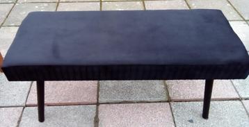 Zwarte vilten voetsteunbank  beschikbaar voor biedingen