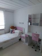 bed, matras, nachtkastje, bureau en stoel voor meisjes, Ophalen, Zo goed als nieuw