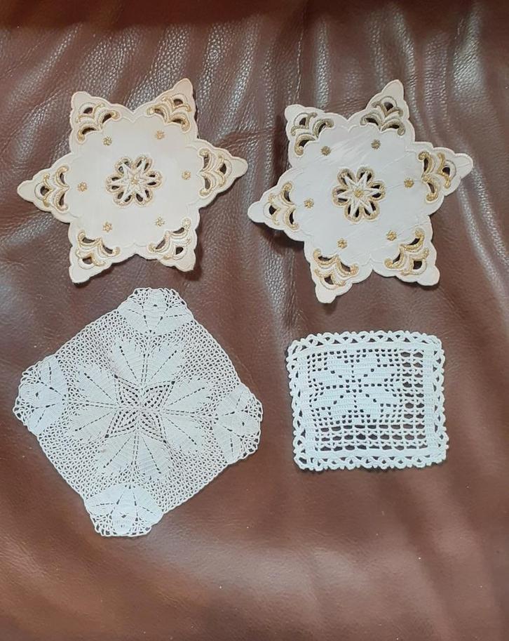 4 petits napperons, Antiquités & Art, Tapis & Textile, Enlèvement ou Envoi