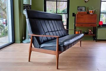 Fauteuil vintage avec pieds fuselés 