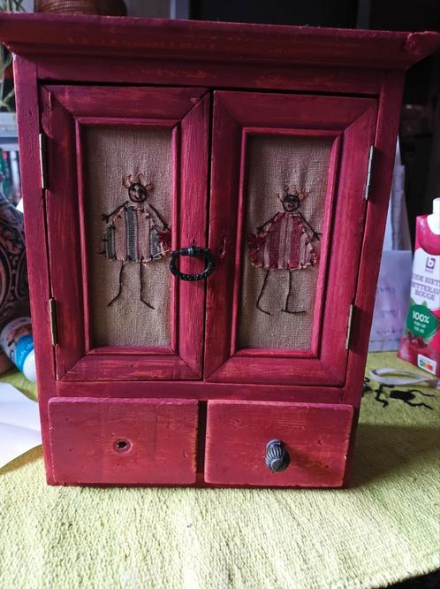 Kleerkast voor poppenkleertjes. Rood. Hout., Kinderen en Baby's, Speelgoed | Poppenhuizen, Gebruikt, Accessoires, Ophalen