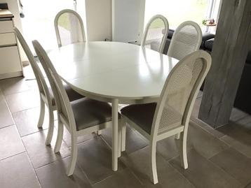 Eettafel met stoelen  beschikbaar voor biedingen