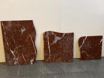 3 stukken echte roodbruine marmer. 2 cm dik. Geen schade beschikbaar voor biedingen