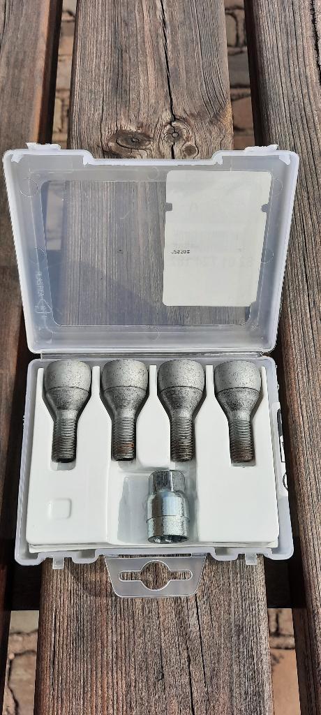 Dacia Duster: jeu de boulon antivol pour jante aluminium, Autos : Pièces & Accessoires, Pneus & Jantes, Neuf, Enlèvement