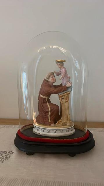 Antiek beeld onder glas beschikbaar voor biedingen