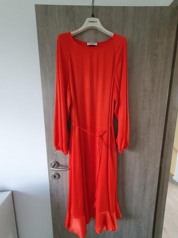 Robe rouge orange Essentiel 40 disponible aux enchères