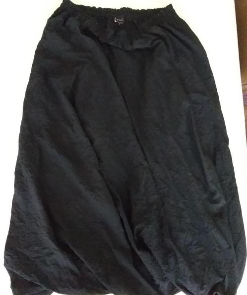 Lange zwarte rok van “verkreukelde” stof, merk “A-part”., Kleding | Dames, Rokken, Zo goed als nieuw, Maat 46/48 (XL) of groter
