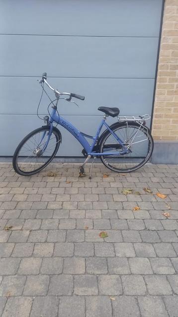 Blauwe damesfiets beschikbaar voor biedingen