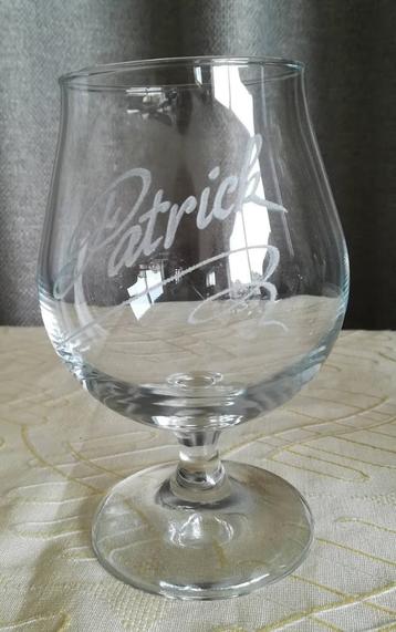 Glas op voet met naam Patrick beschikbaar voor biedingen