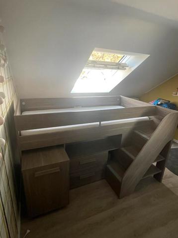 Bed Hoogslaper eenpersoonsbed met bureau beschikbaar voor biedingen