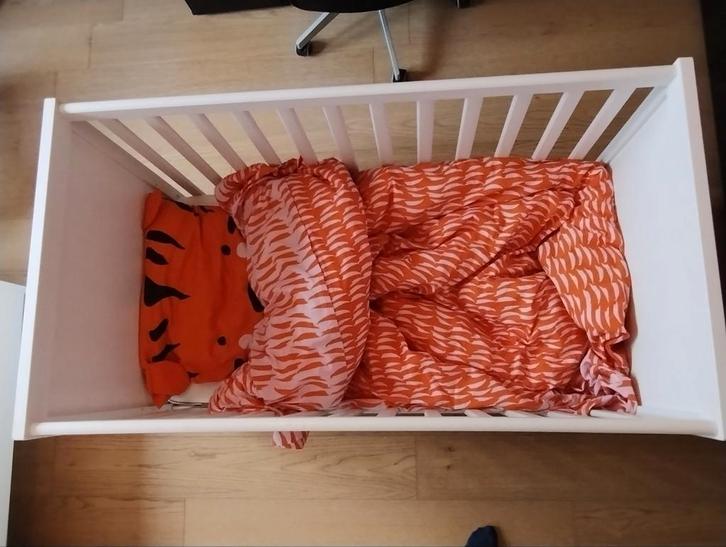 Babybed Ikea - Sundvik (+ gratis matrasje), Kinderen en Baby's, Babyparken, Zo goed als nieuw, Ophalen