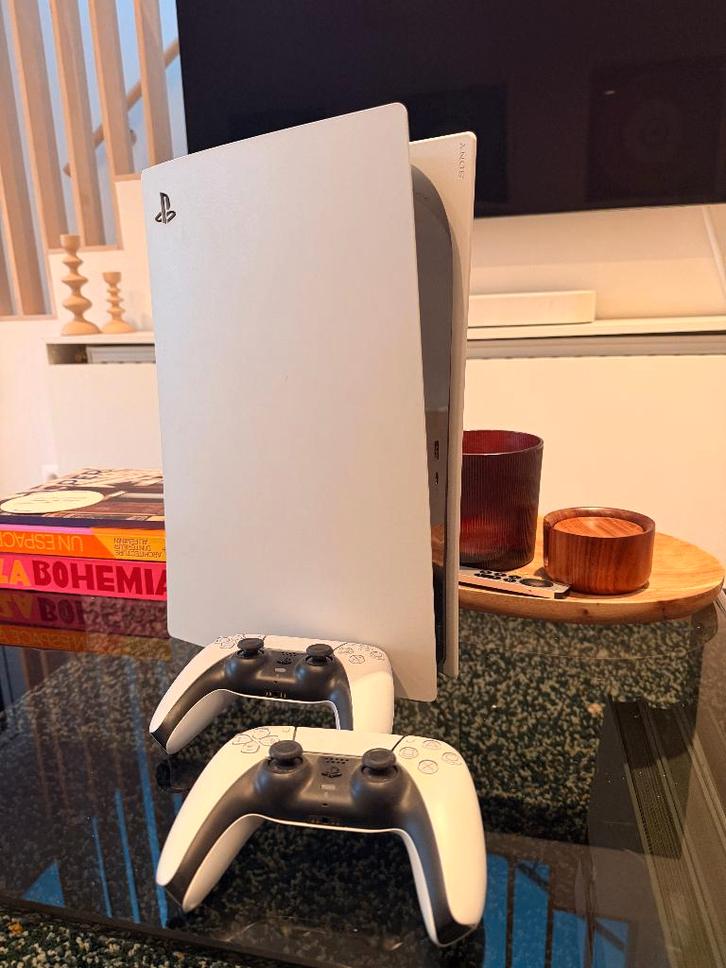 PlayStation 5 (zonder speler)  + 2 DualSense-controller, Games en Spelcomputers, Spelcomputers | Sony PlayStation 5, Zo goed als nieuw