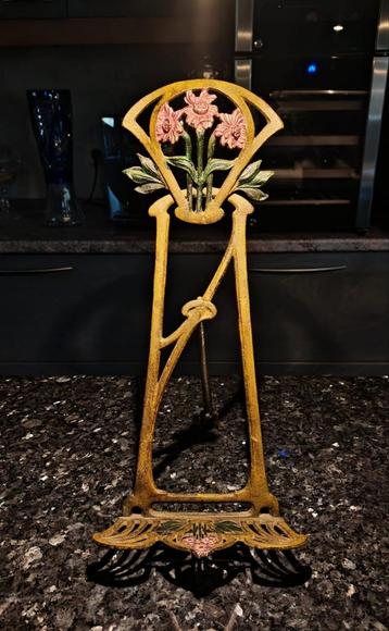 Twee antieke decoratieve gietijzeren ezels beschikbaar voor biedingen