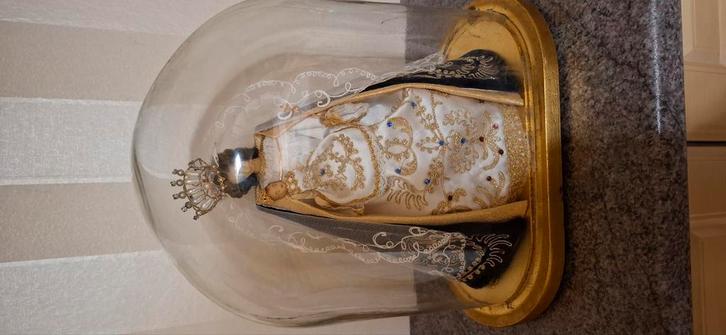Mariabeeld onder glazen stolp ,achterkant barst in glas, Antiek en Kunst, Antiek | Religieuze voorwerpen, Ophalen