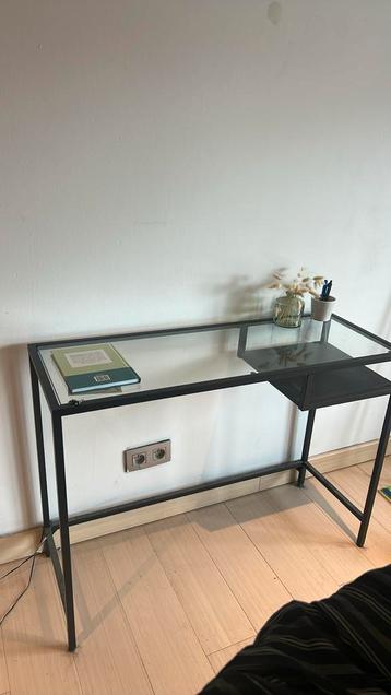 Klein bureautje beschikbaar voor biedingen