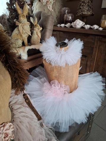 Set tutu en kraag voor de kinderpaspop beschikbaar voor biedingen
