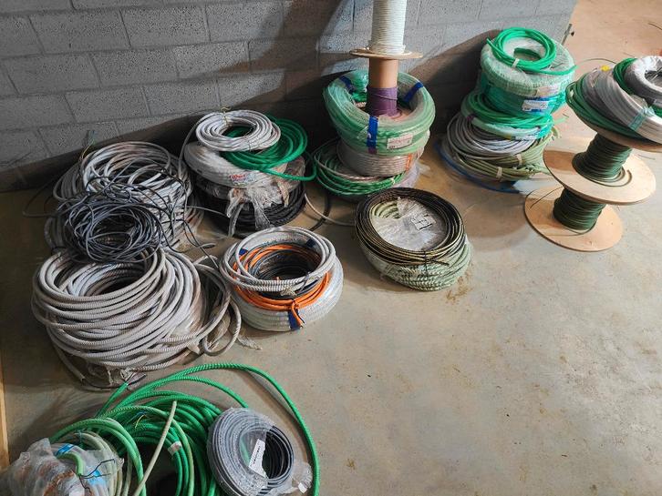 Heel lot voorbedrade kabels xvb utp, Bricolage & Construction, Électricité & Câbles, Enlèvement