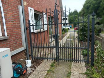 metalen poort beschikbaar voor biedingen