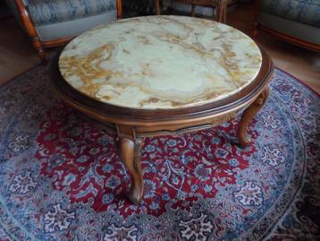 Salontafel met gekleurd marmeren blad beschikbaar voor biedingen