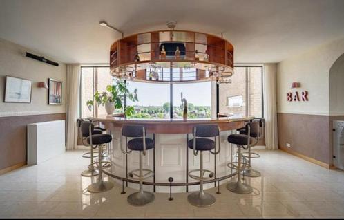 Complete bar met koelingen en barkrukken, Huis en Inrichting, Barren, Zo goed als nieuw, Inclusief barstoelen, Ophalen