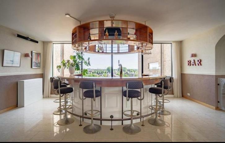 Complete bar met koelingen en barkrukken, Huis en Inrichting, Barren, Zo goed als nieuw, Inclusief barstoelen, Ophalen