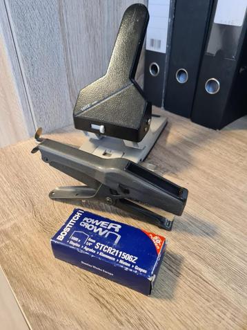 Professionele perforator Leitz en nietjesmachine Bostitch beschikbaar voor biedingen
