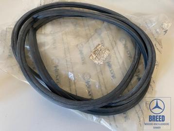 NOS kofferdekselrubber voor Mercedes-Benz W114 W115 /8 beschikbaar voor biedingen
